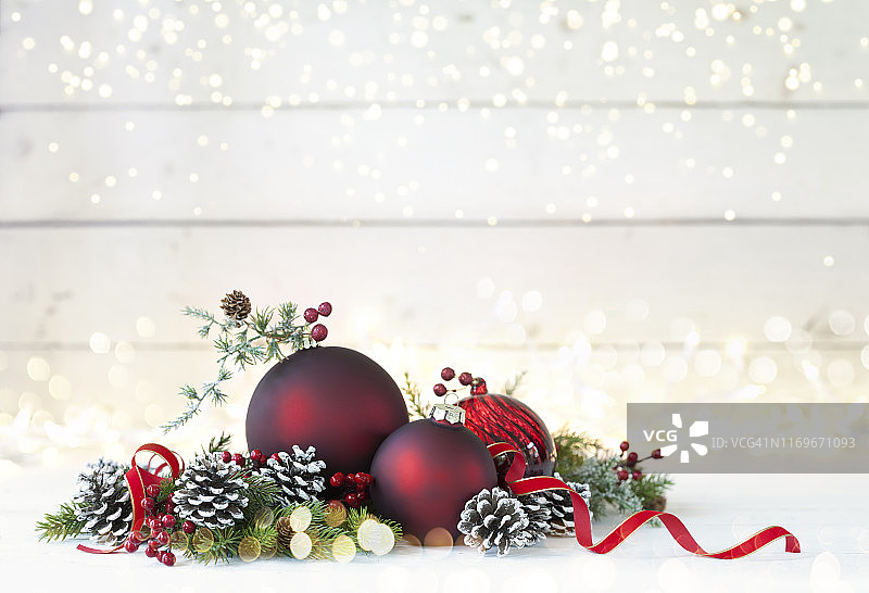 白色的木头背景上的圣诞装饰物图片素材