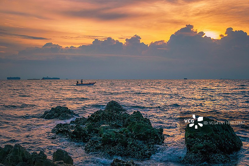 日落时海上渔船的田园诗般的景色图片素材
