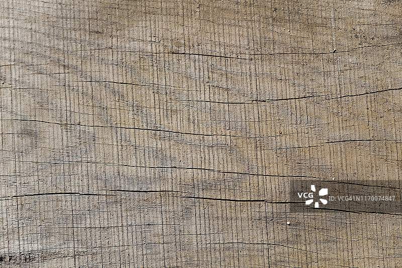 棕色的天然木材背景和开裂的纹理。横向条纹。图片素材