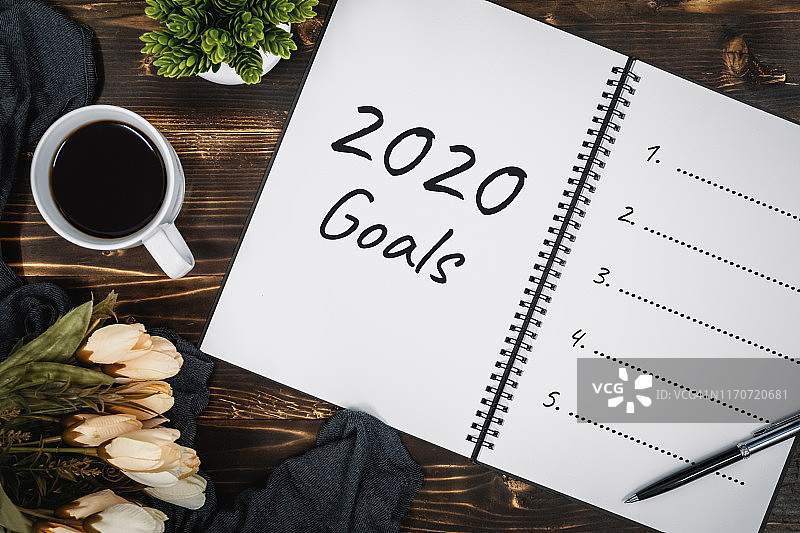 在笔记本上写下2020年的目标清单图片素材