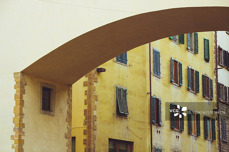 佛罗伦萨一条小巷里的老建筑图片素材