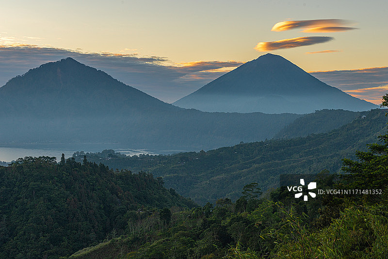 美丽的全景日出，巴图尔山巴图尔火山在巴厘岛，印度尼西亚图片素材