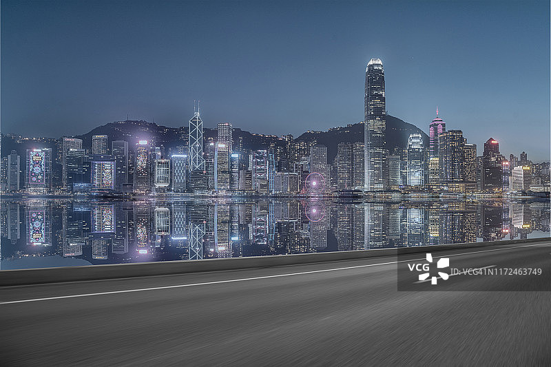 夕阳下空荡荡的柏油马路香港市区图片素材