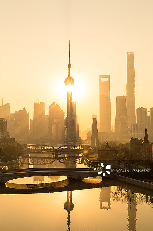 中国上海日出时的现代城市景观和摩天大楼。图片素材