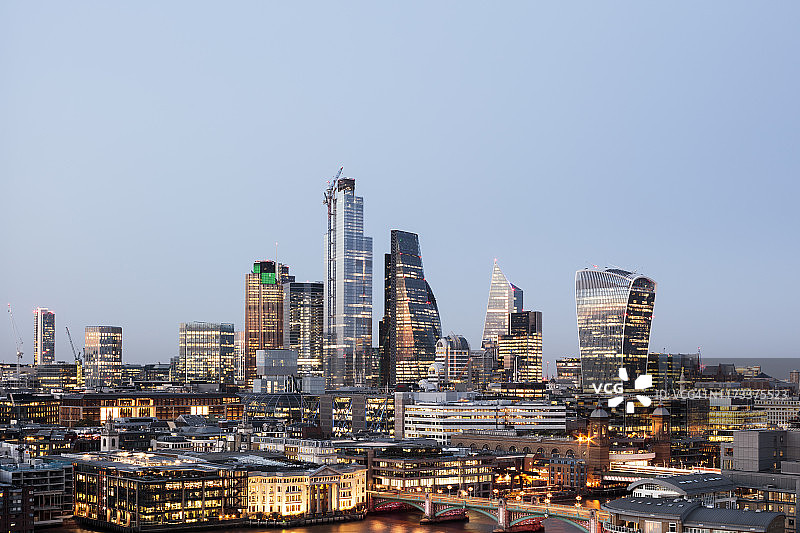 黄昏时的伦敦城际线的高角度景观图片素材