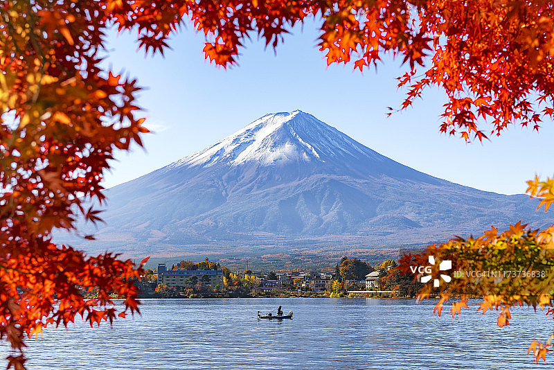 日本川口湖富士山秋日红枫渔舟图片素材