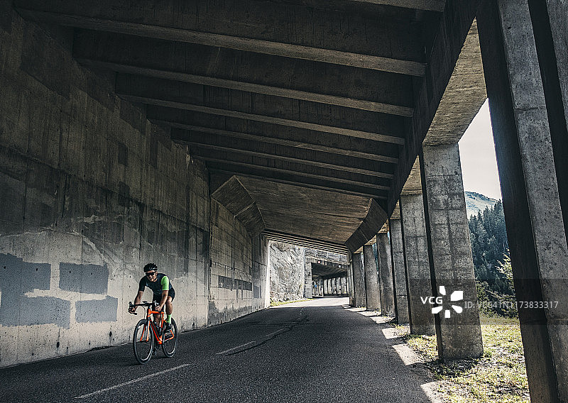 拉马兹山口的隧道里骑自行车的人图片素材