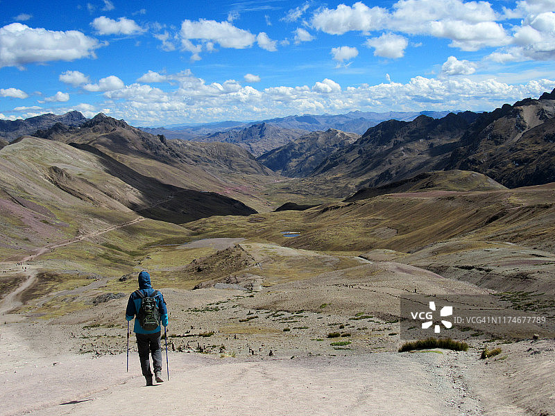 一名男子在秘鲁冬季徒步旅行图片素材