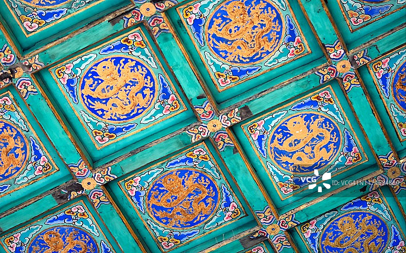 中国北京，天坛亭的绿色天花板上装饰着龙图片素材