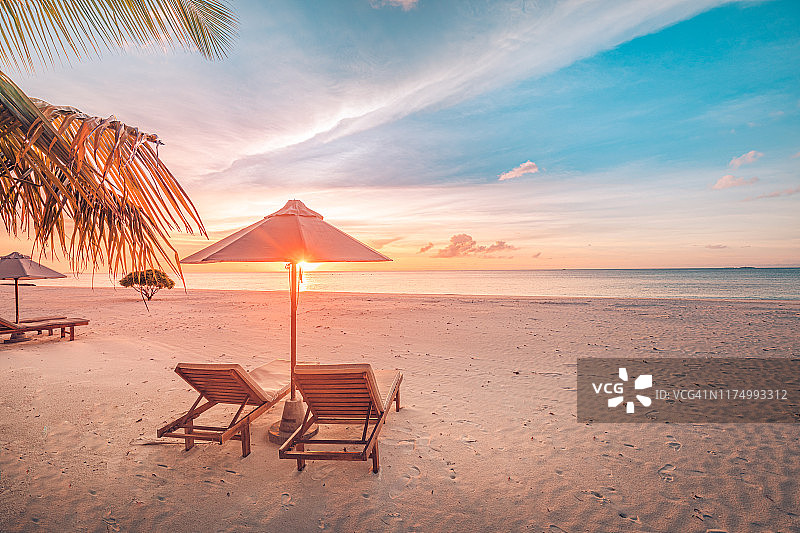 美丽的日落海滩。椅子放在海边的沙滩上。暑假旅游度假理念。鼓舞人心的热带景观图片素材