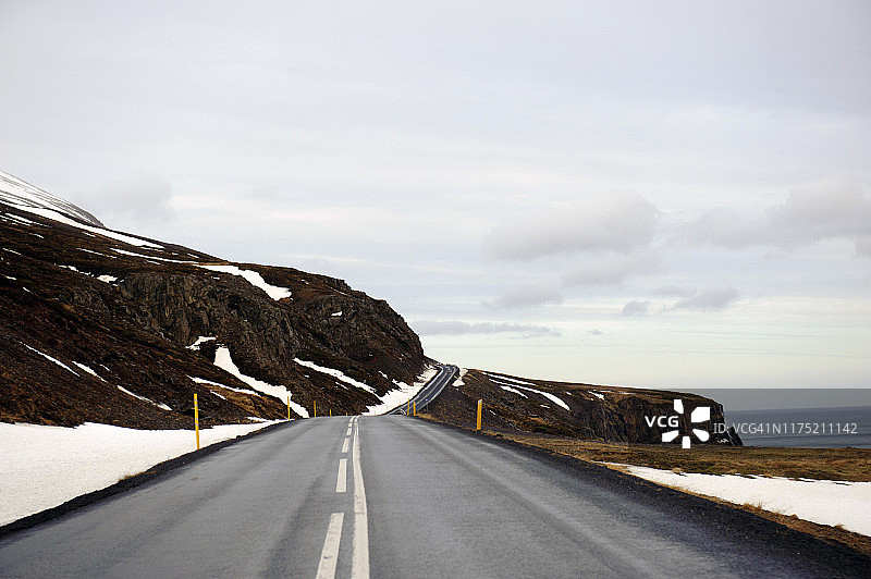 冰岛东部Reydarfjördur的蜿蜒道路图片素材