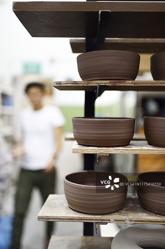 陶土碗在陶瓷工作室里干燥图片素材
