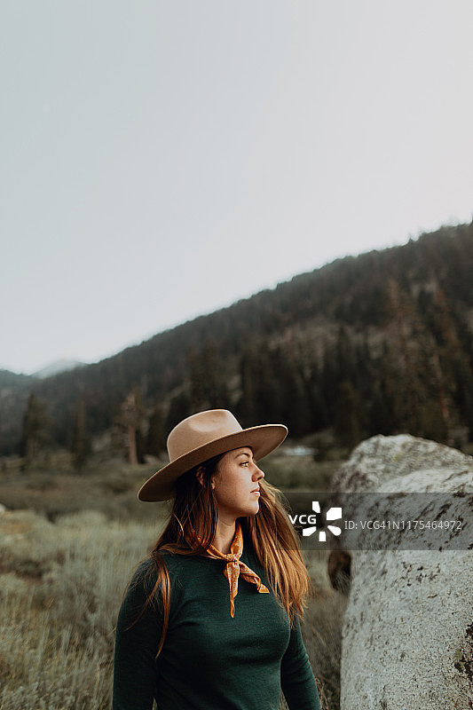 年轻女子在斯泰森望在乡村山谷巨石，矿物王，美国加州图片素材