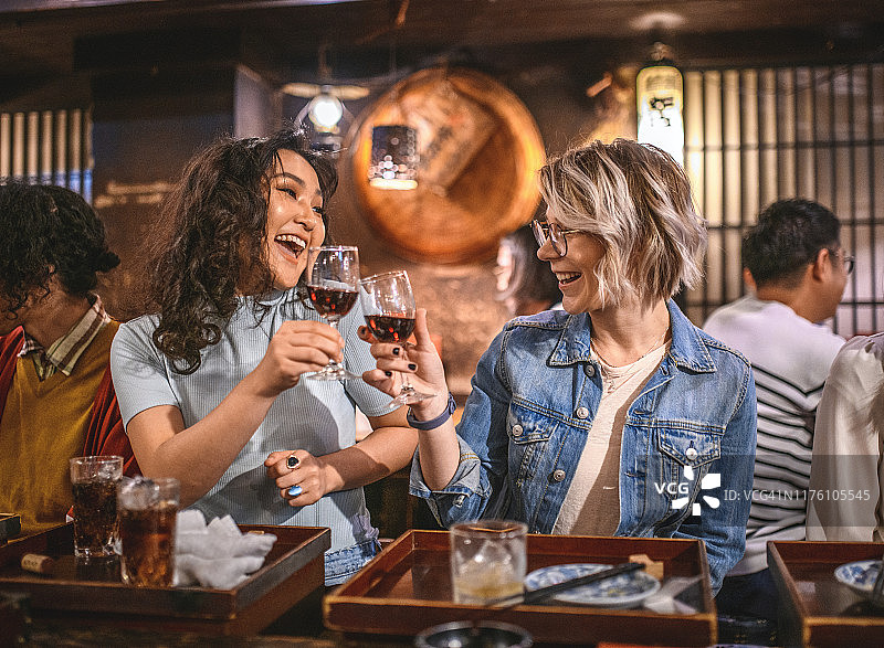 快乐的女性朋友在东京居酒屋品酒图片素材