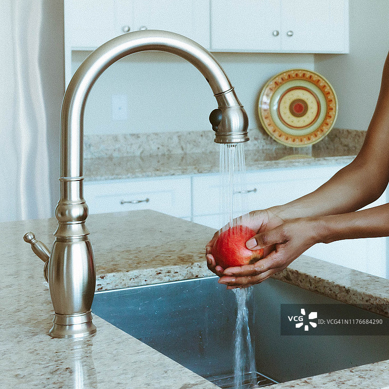 裁剪的女人洗苹果图片素材