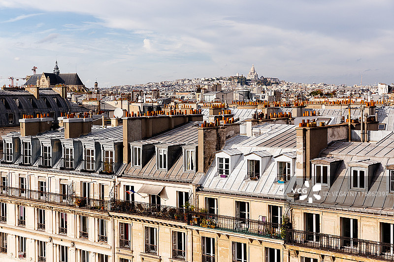 巴黎天际线与住宅屋顶高角度视图，巴黎，法国图片素材