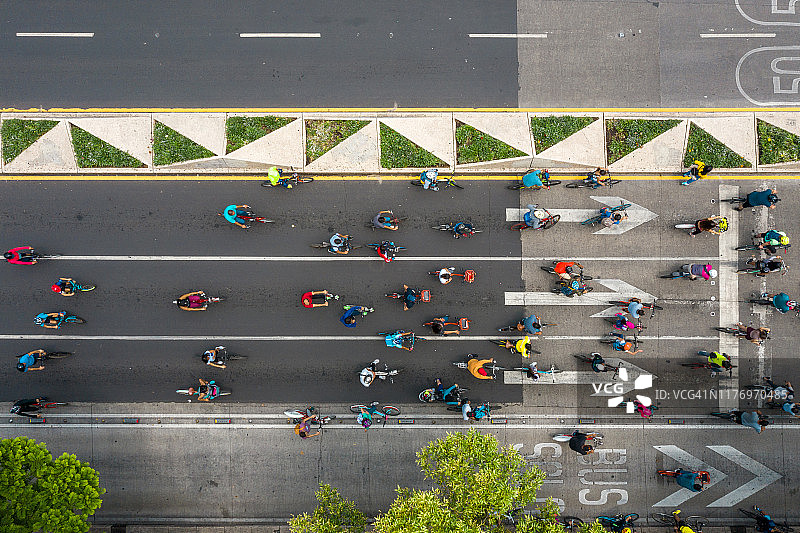 人们在街上骑自行车。墨西哥城图片素材