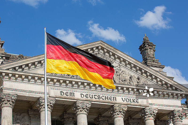 柏林国会大厦西门上的铭文:“德国人民”和德国国旗图片素材