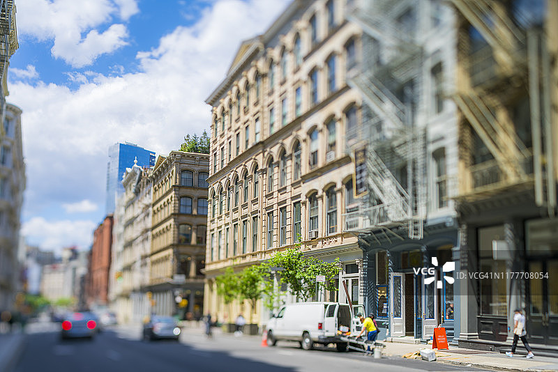 2019年5月16日，在美国纽约SOHO区，一排排Loft公寓建筑矗立在街道两侧。图片素材