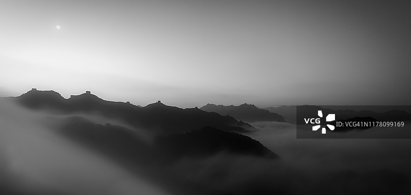 中国长城在雾中的黑白照片图片素材