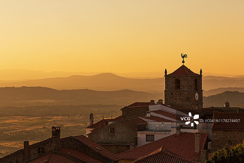 日落时的老城和教堂(Monsanto/ Idanha-a-Nova)，葡萄牙图片素材