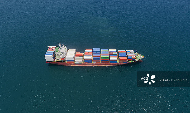 鸟瞰图集装箱货轮承运人集装箱在海上的业务物流，进出口，海运或运输。图片素材