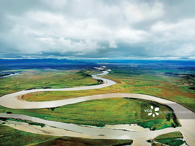 中国四川省阿坝藏族羌族自治州若尔盖县黄河第一段的鸟瞰图。图片素材