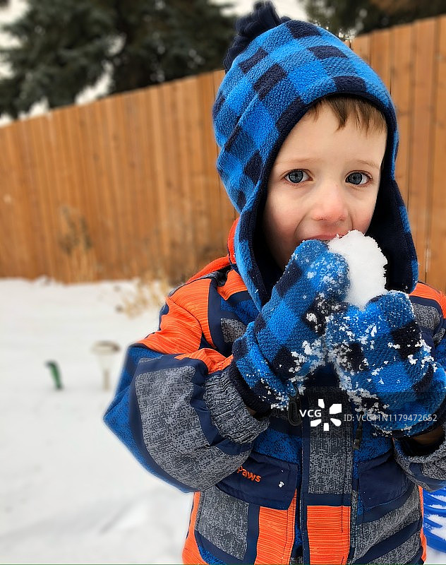 小男孩吃雪球图片素材