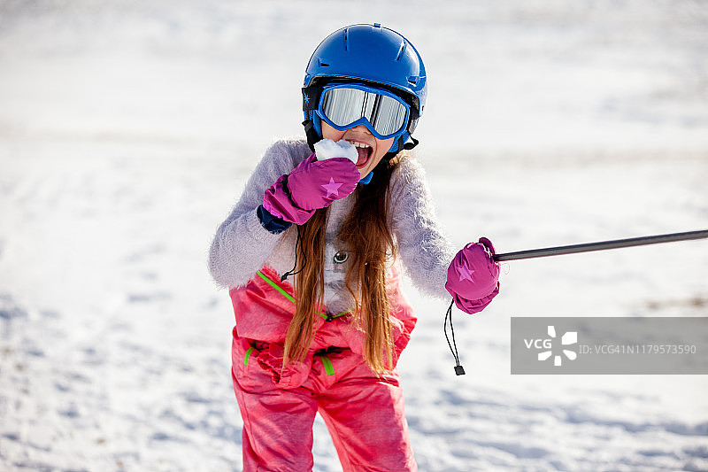 滑雪和吃雪的小女孩图片素材