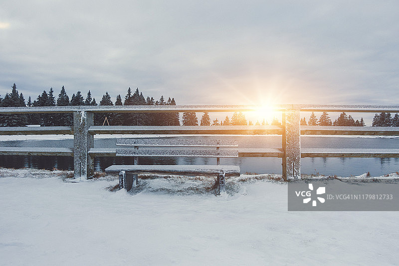 冬季湖面上的阳光图片素材