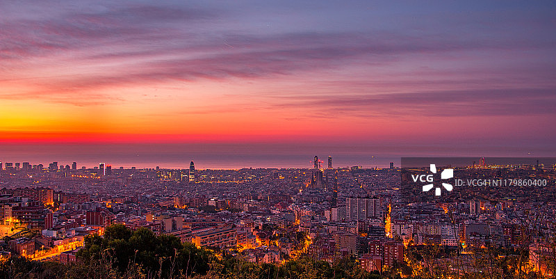 日出时的巴塞罗那天际线全景。西班牙加泰罗尼亚图片素材