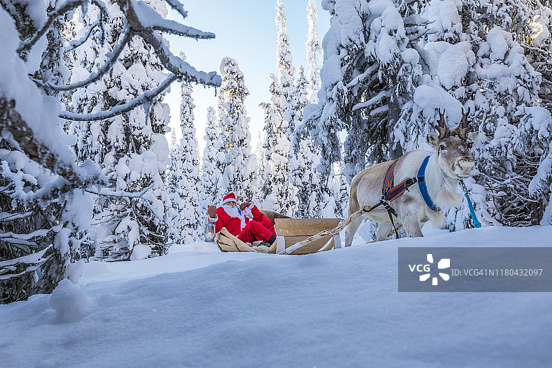 芬兰拉普兰，圣诞老人拉着圣诞礼物图片素材
