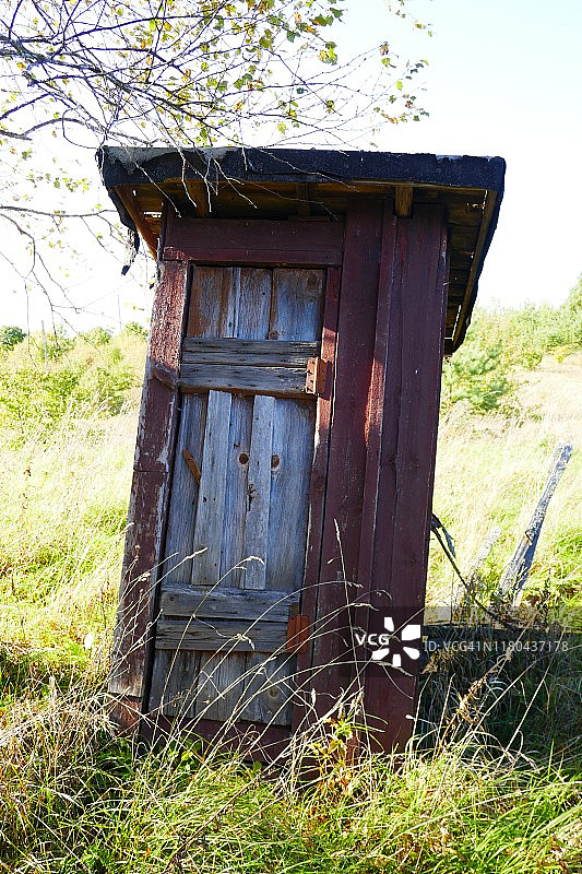 在一个废弃的小木屋里的厕所外;这张照片摄于俄罗斯西部Pustoshka地区的一个小村庄Orekhovno附近。9月。图片素材
