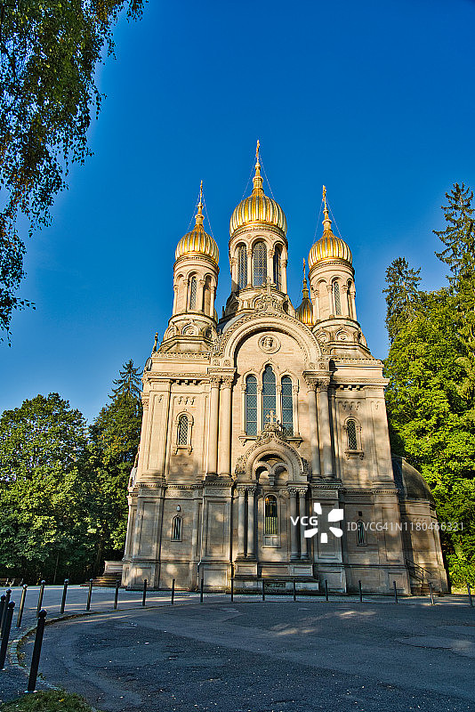 位于威斯巴登的俄罗斯东正教教堂，有五个金色圆顶图片素材
