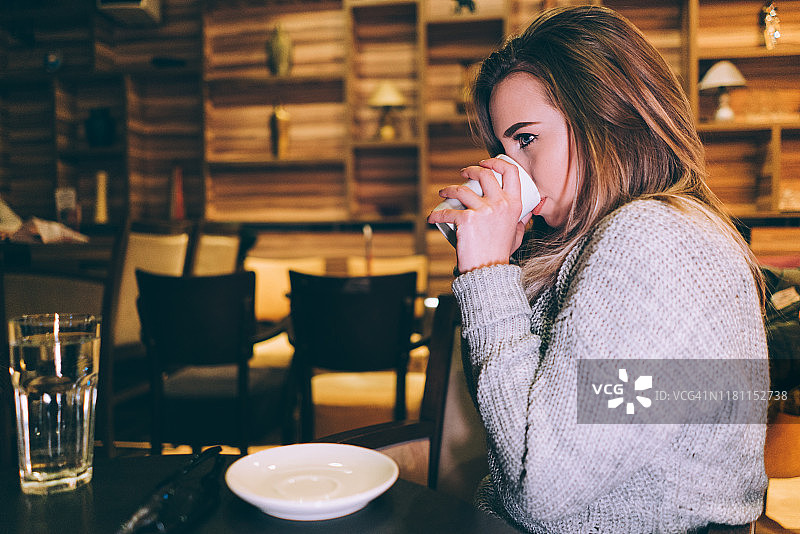 在市中心喝咖啡的女人café图片素材