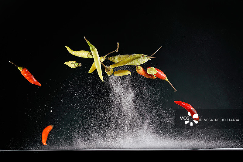 小红辣椒和小黄辣椒在半空中高速同步捕获。图片素材