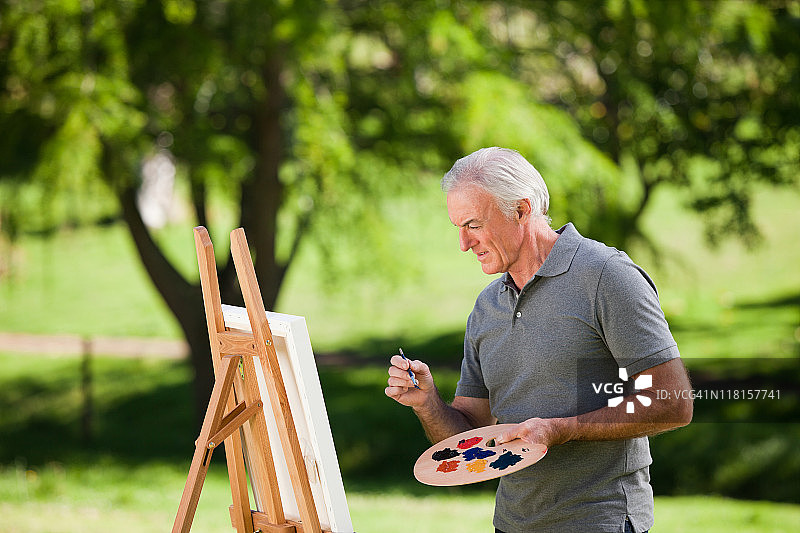老人在花园里画画图片素材