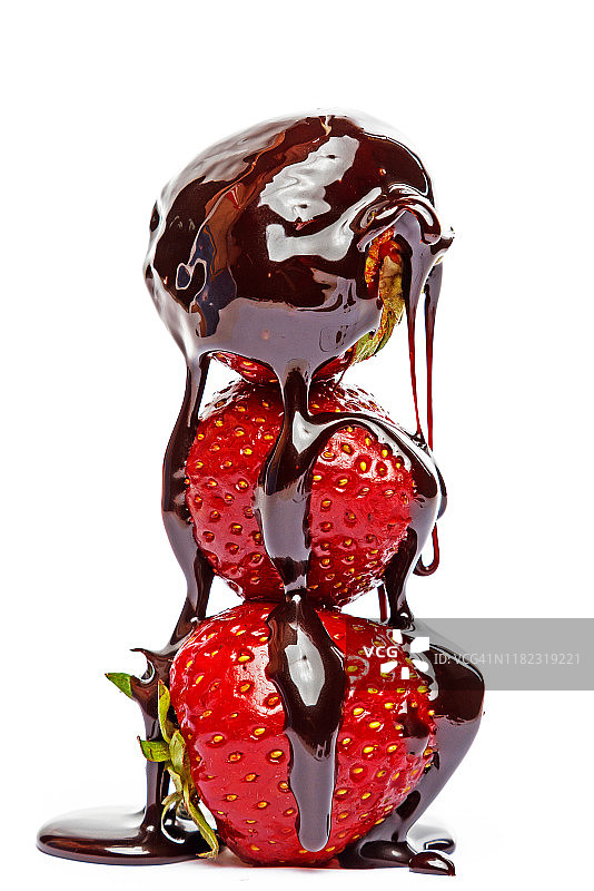 裹着巧克力糖浆的草莓图片素材