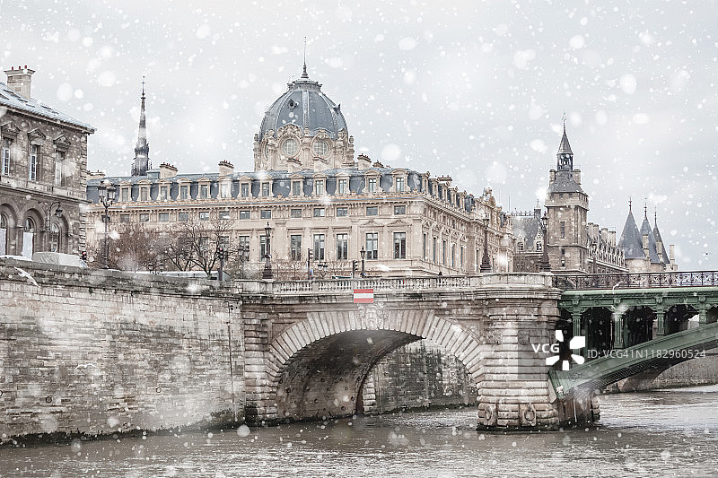 巴黎的城市景观有河流和雪图片素材