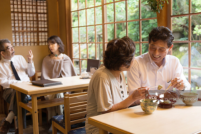 日本老年夫妇在京都餐厅用餐图片素材
