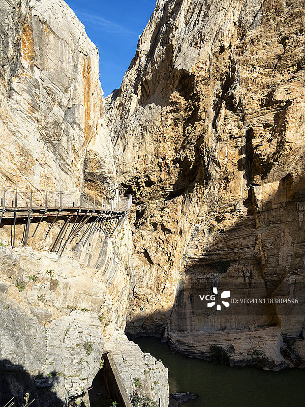 在大自然中，人行道和木桥沿着陡峭的峡谷壁固定。卡米尼托·德尔雷(国王走道)，安达卢西亚，西班牙。图片素材