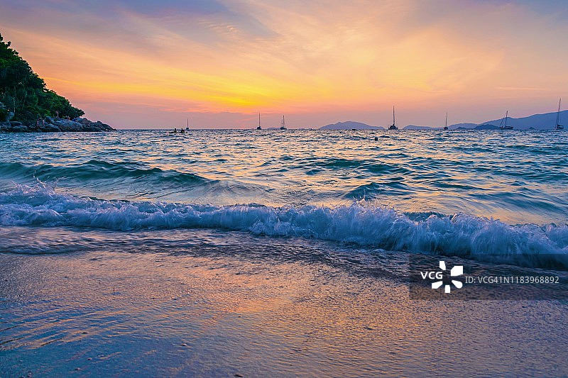 在日落时的海滩上的风景在泰国，亚洲图片素材