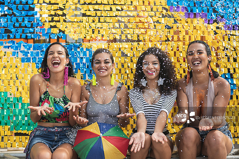 妇女们扔五彩纸屑庆祝巴西狂欢节图片素材