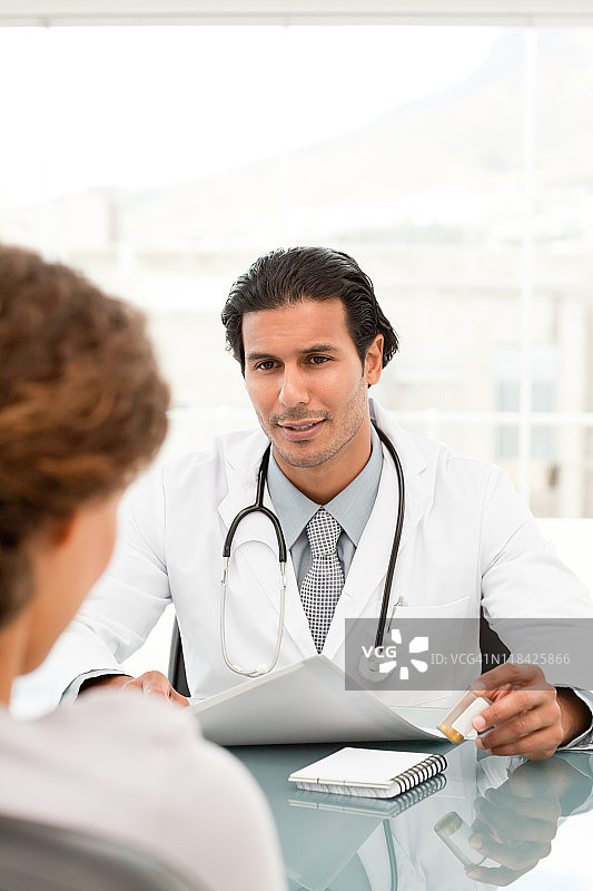 女病人在与她的医生预约时的后视图图片素材