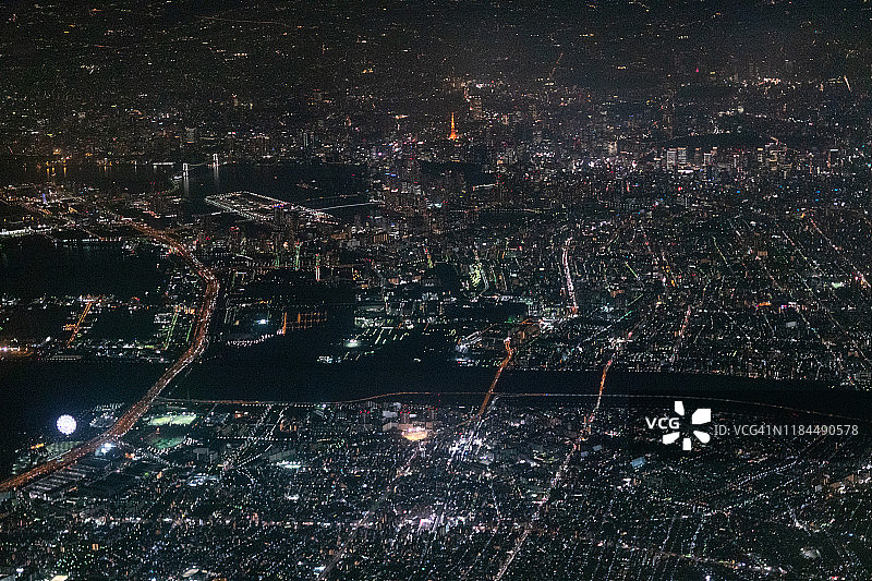 从飞机上俯瞰日本东京的东京塔和东京湾图片素材