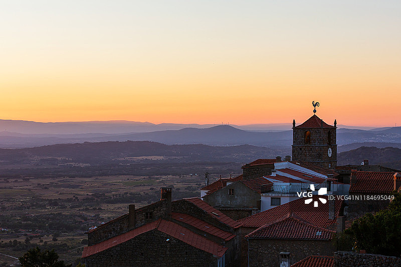日落时的教堂和老城(孟山都，伊丹哈-诺瓦)，葡萄牙图片素材