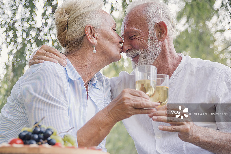 夫妻在庆祝祝酒词，女人亲吻爱人的鼻子图片素材