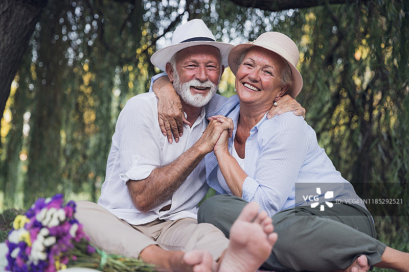 幸福的老年夫妇在爱的拥抱和牵手图片素材