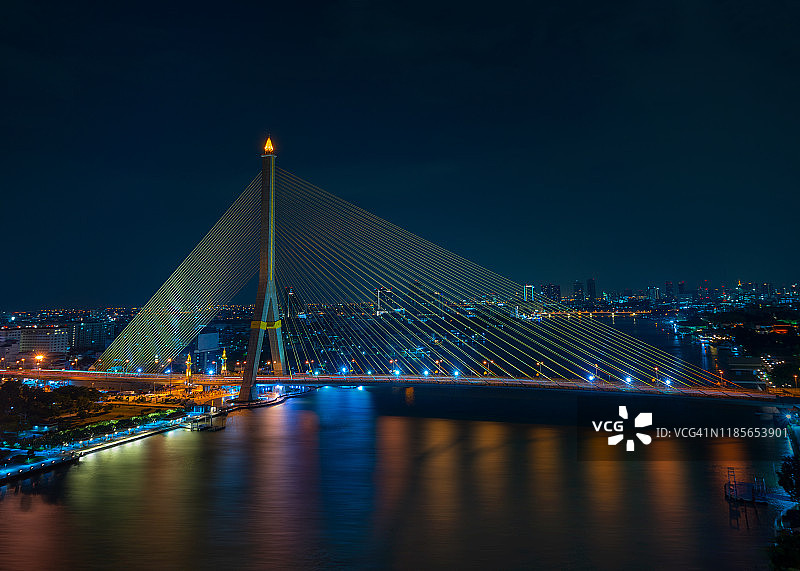 黄昏时分曼谷的拉玛八号桥。泰国美丽的大桥在黄昏横跨湄南河。图片素材