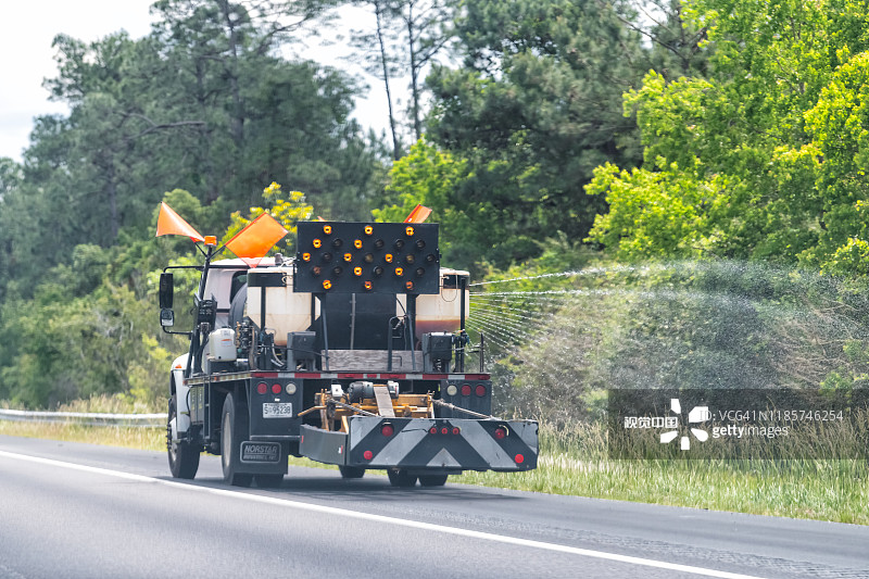 10号州际公路用卡车喷洒水草或除草剂图片素材